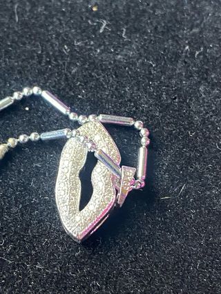 Colgante de labios con cadena