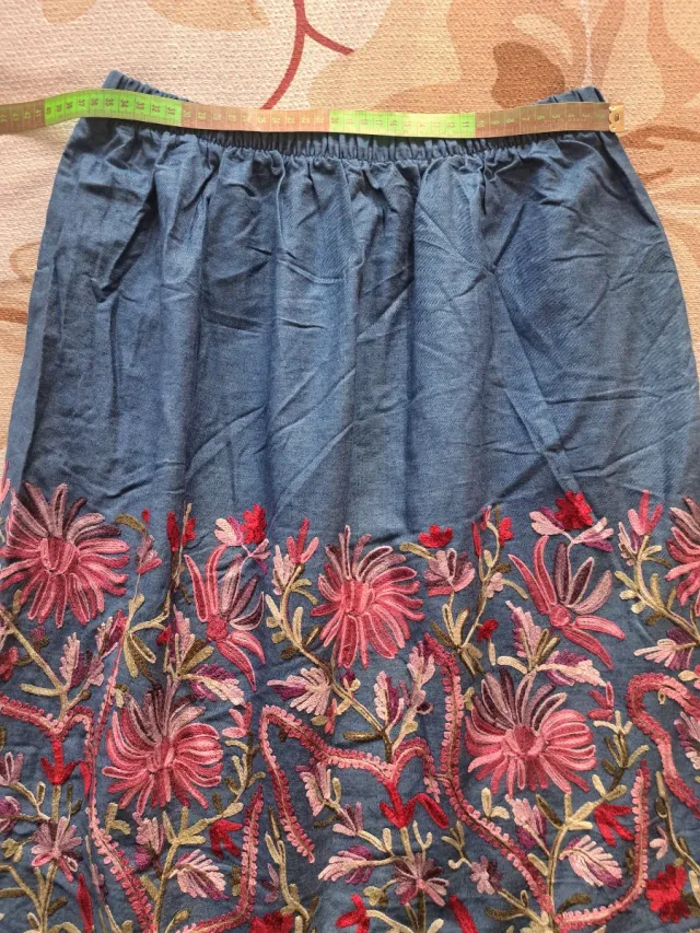 Gonna S/M con ricami floreali