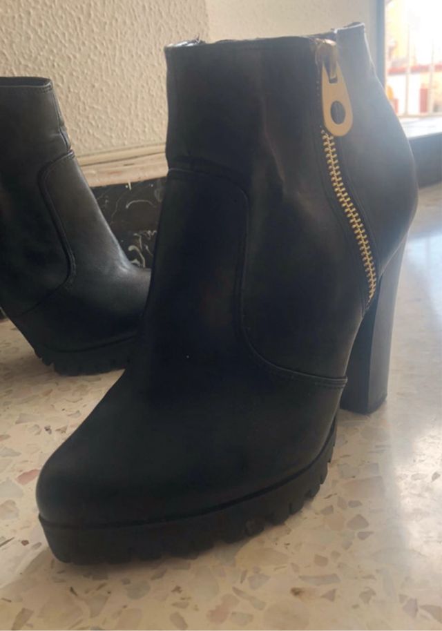 Botín negro tacón plataforma cremallera dorada