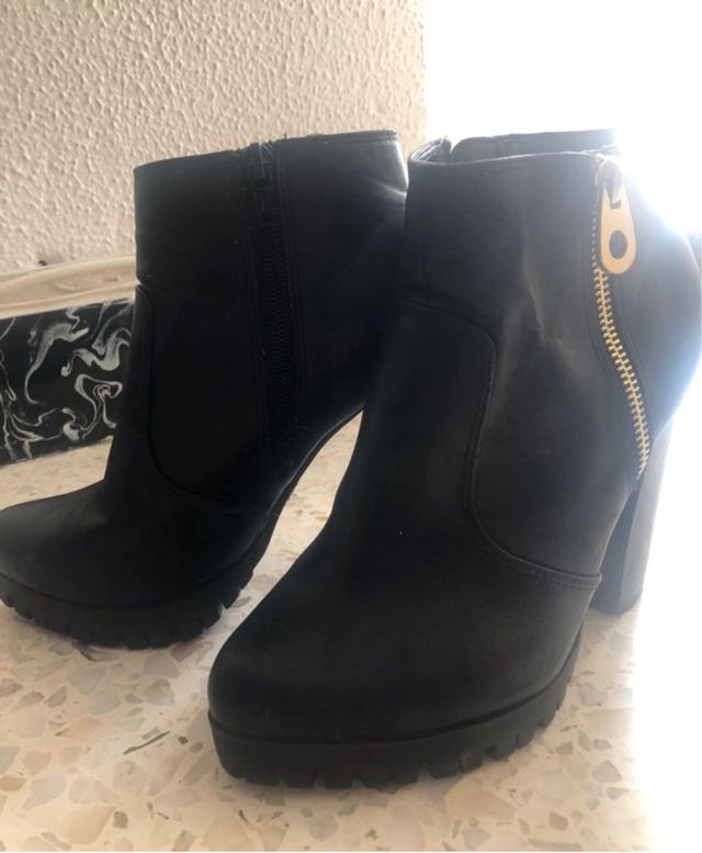 Botín negro tacón plataforma cremallera dorada