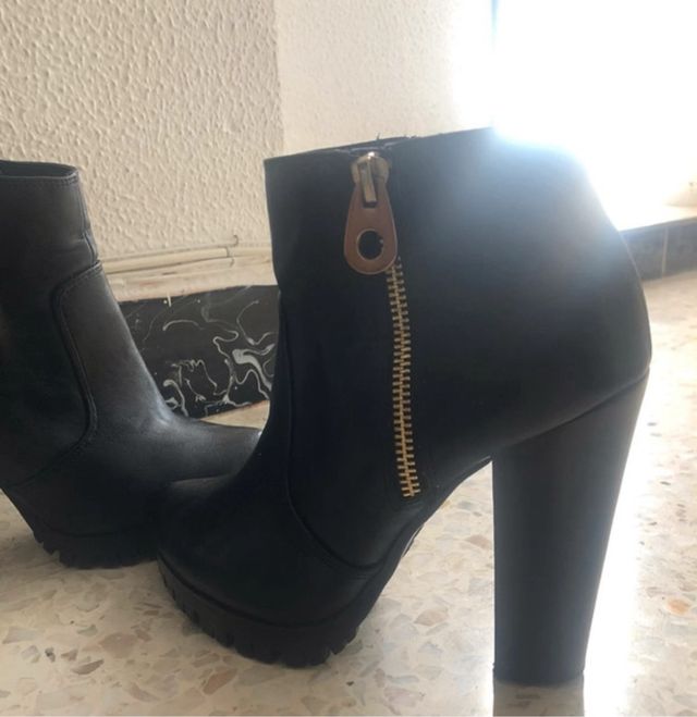 Botín negro tacón plataforma cremallera dorada