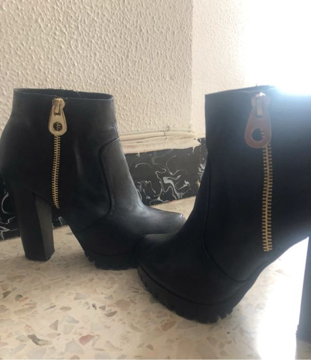 Botín negro tacón plataforma cremallera dorada
