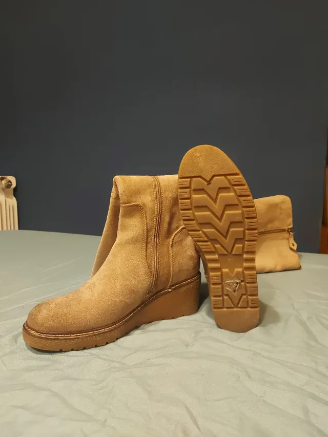 Botas beige de ante con cremallera