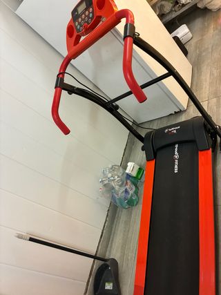 Cinta de correr roja y negra