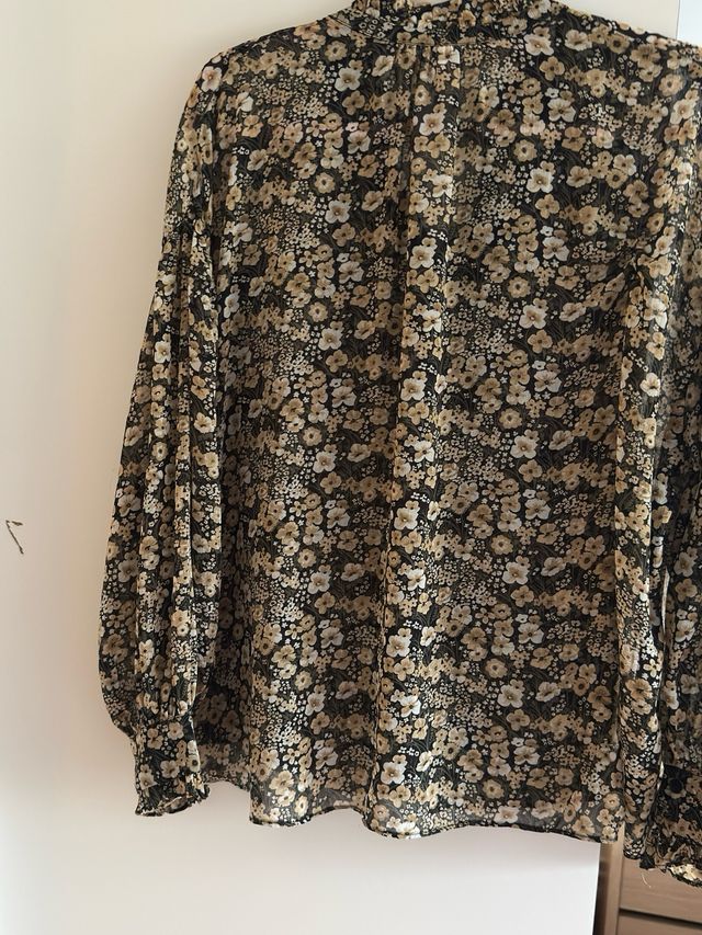 Blusa floral negra y multicolor