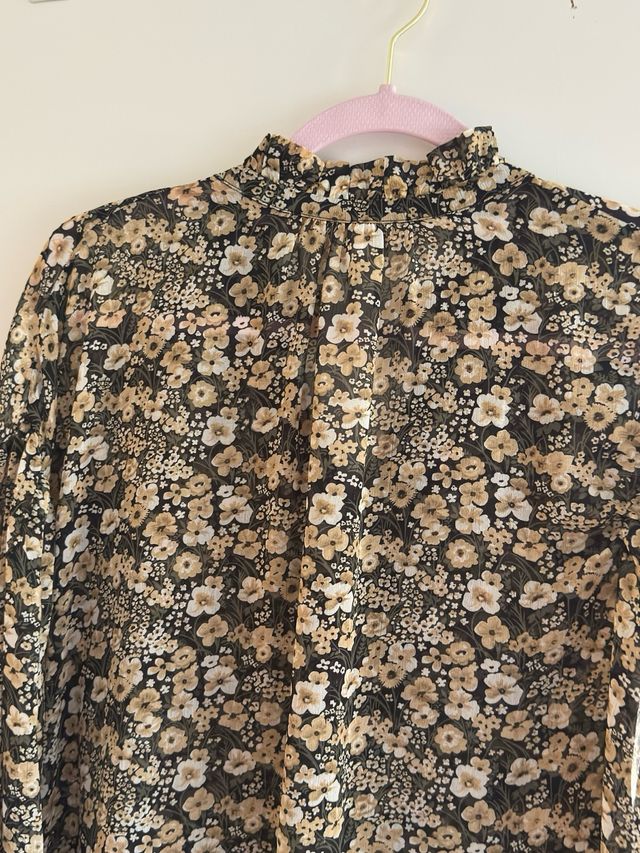 Blusa floral negra y multicolor