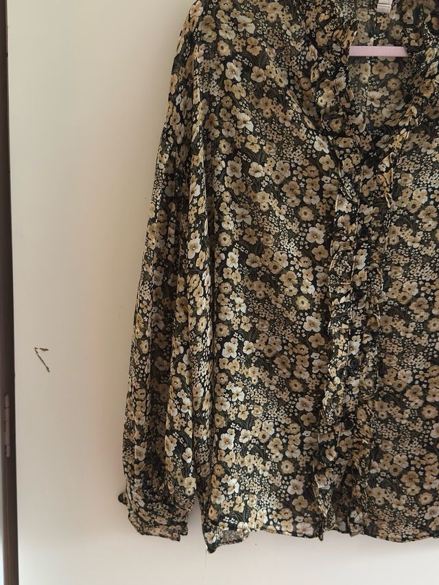 Blusa floral negra y multicolor