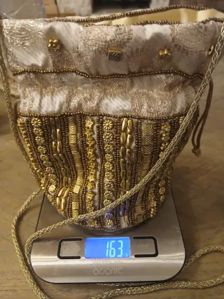 Bolso de fiesta dorado y blanco con pedrería