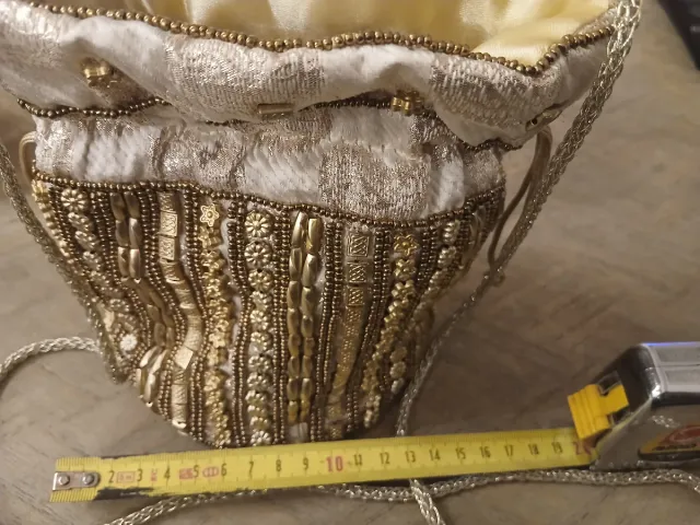 Bolso de fiesta dorado y blanco con pedrería