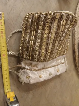 Bolso de fiesta dorado y blanco con pedrería
