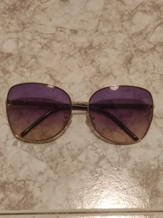 Gafas de sol Zara doradas y moradas