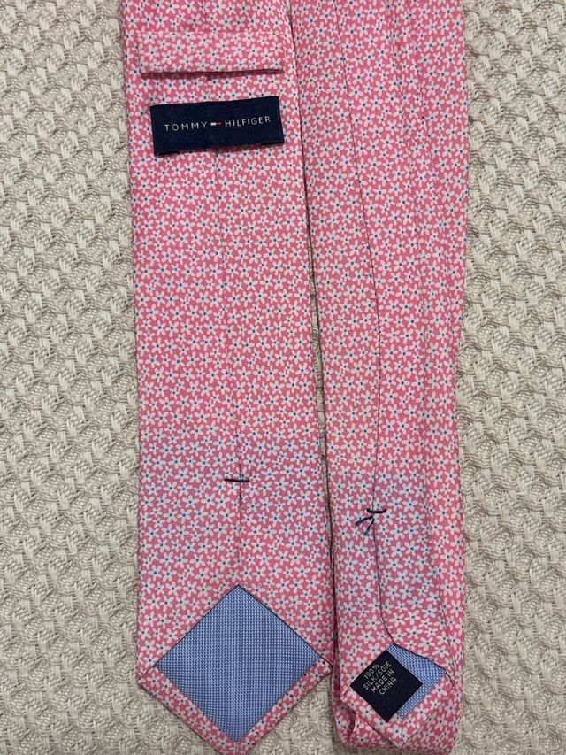 Corbata Tommy Hilfiger rosa y blanca