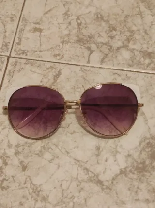 Gafas de sol Zara doradas y moradas