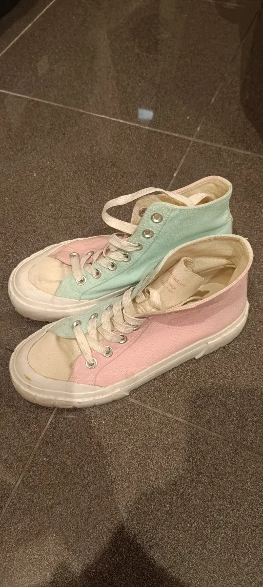 Zapatillas Stradivarius rosas y turquesa