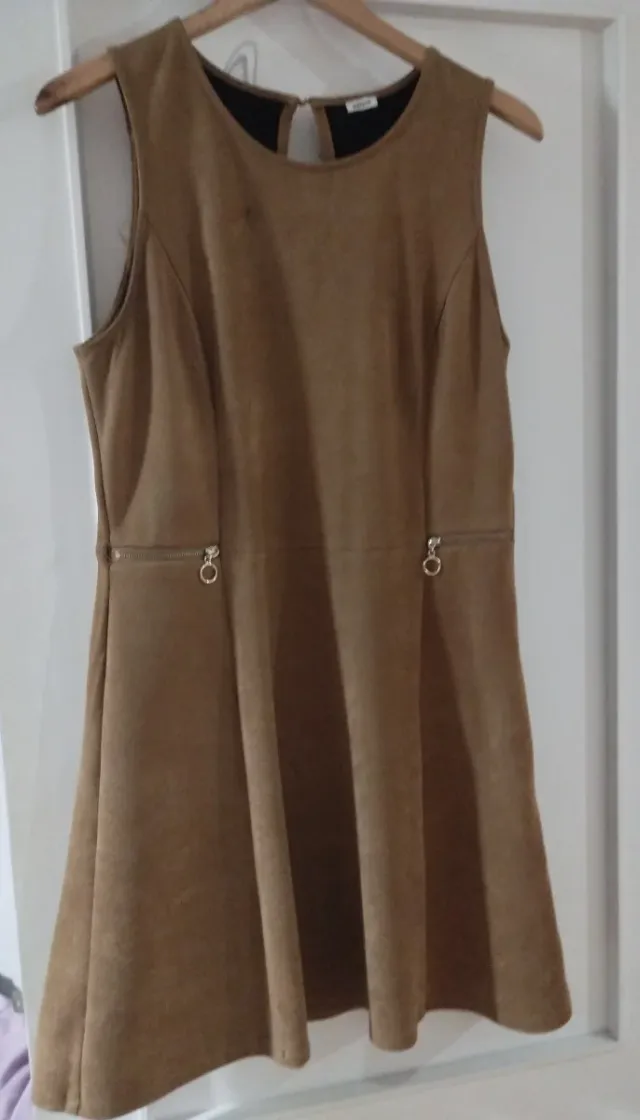 Vestido beige con cremalleras