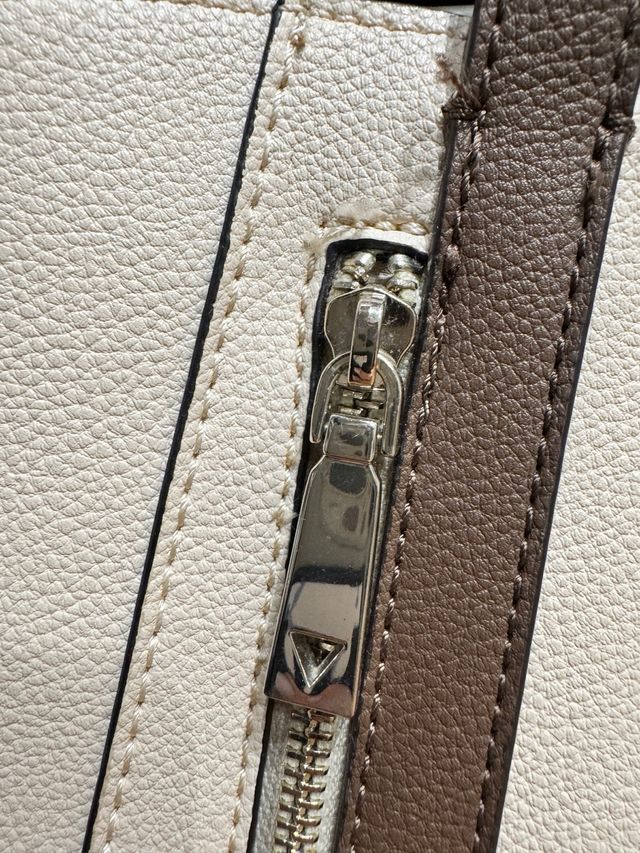 Bolso Guess Beige y Marrón con Bolsillo