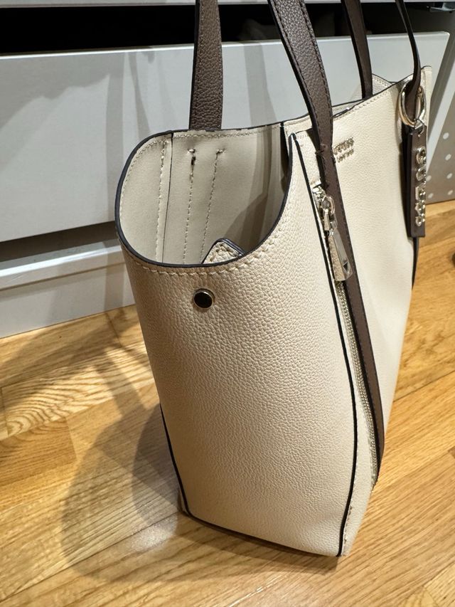 Bolso Guess Beige y Marrón con Bolsillo