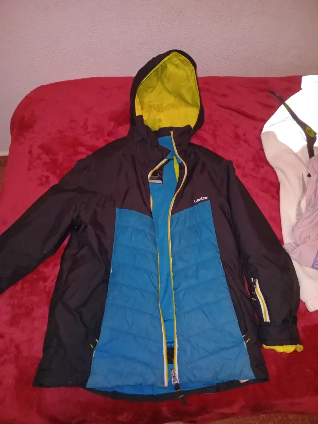 Abrigo infantil Wedze talla 10 años leer bien