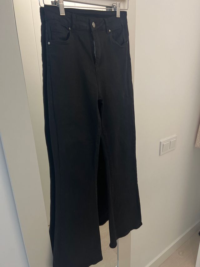 Vaqueros negros acampanados