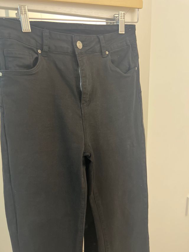 Vaqueros negros acampanados