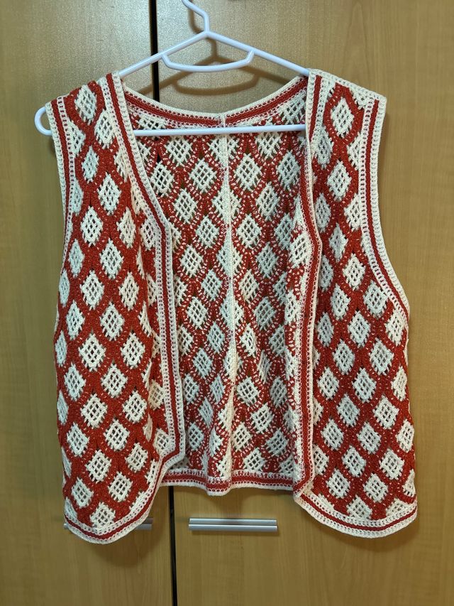 Chaleco de crochet rombos rojo y blanco