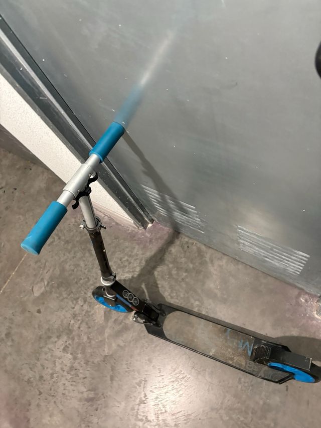 Patinete Oxelo azul y negro