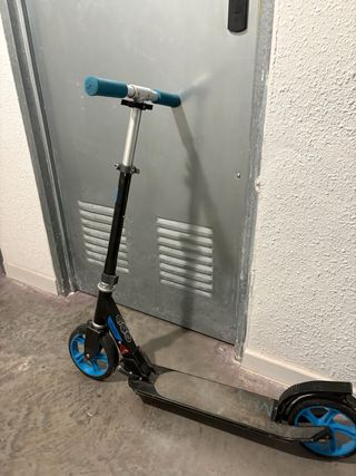 Patinete Oxelo azul y negro