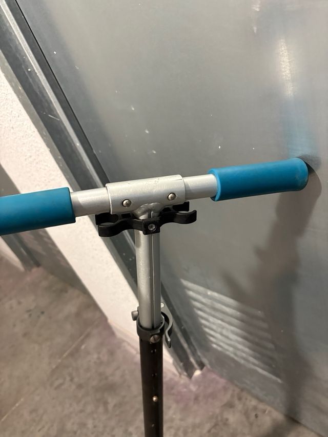 Patinete Oxelo azul y negro