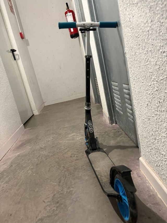 Patinete Oxelo azul y negro