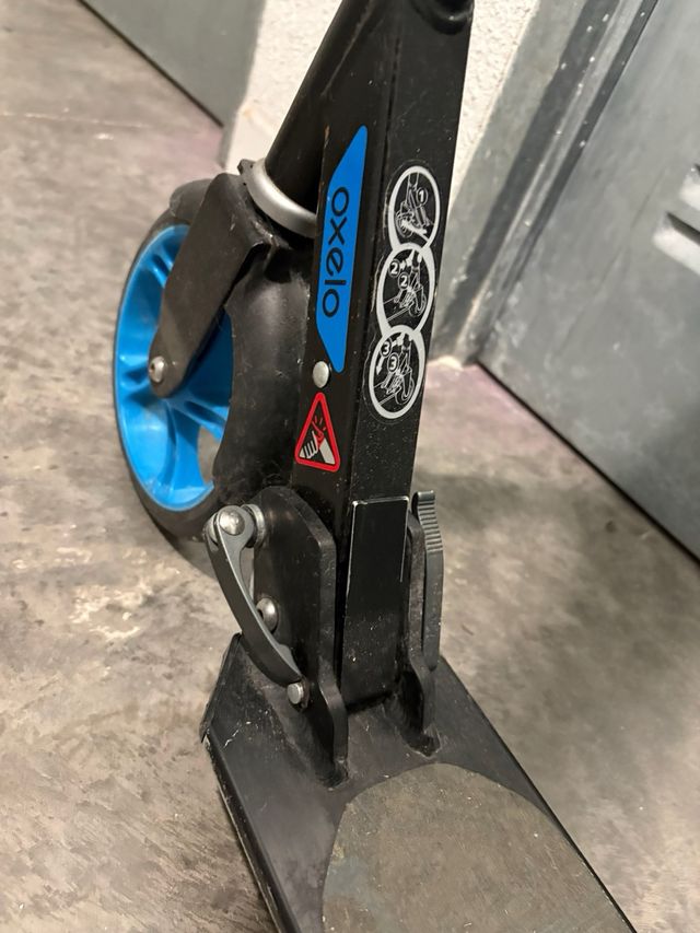 Patinete Oxelo azul y negro