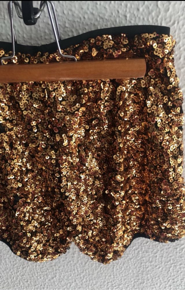 Shorts dorados con lentejuelas