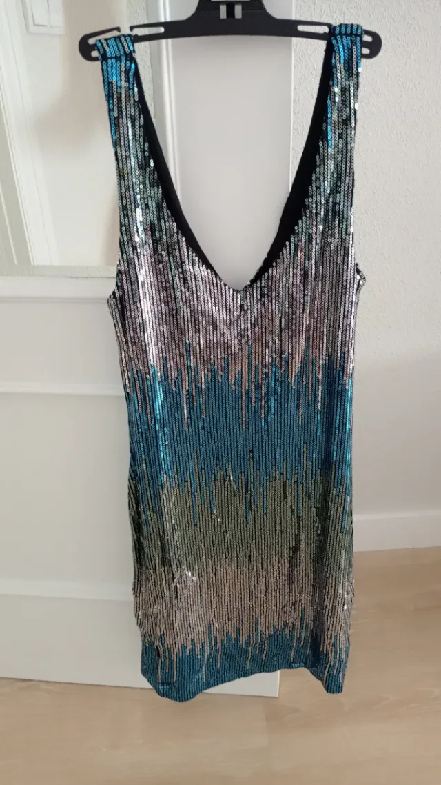 Vestido de lentejuelas plateadas y turquesa