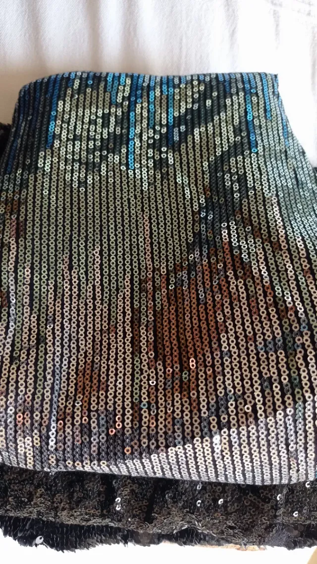 Vestido de lentejuelas plateadas y turquesa