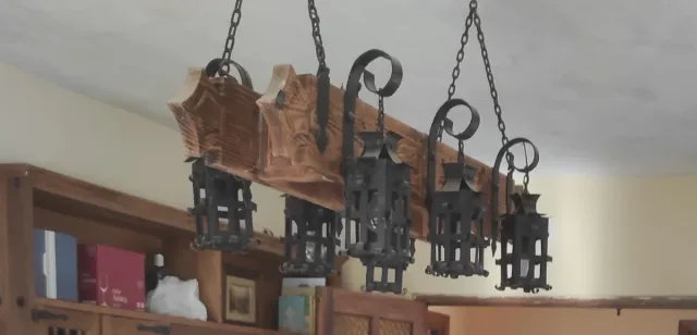 Lámpara colgante rústica de madera y metal