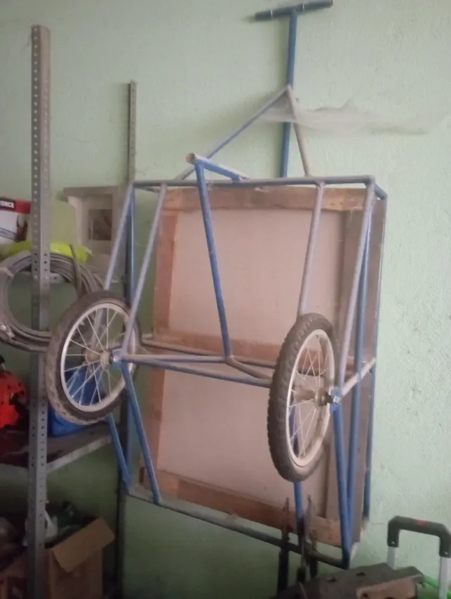 Carro antiguo metálico con ruedas