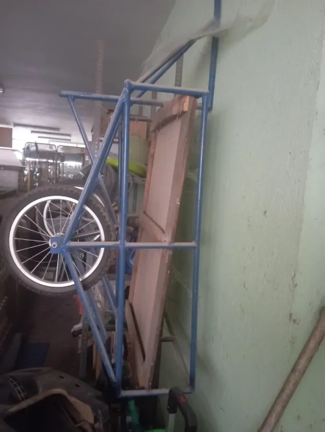 Carro antiguo metálico con ruedas