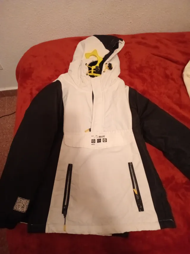Chaqueta abrigada blanca y negra