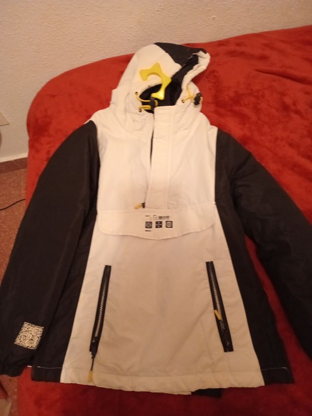 Chaqueta abrigada blanca y negra