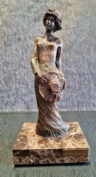 Escultura Bronce Dama con Sombrero