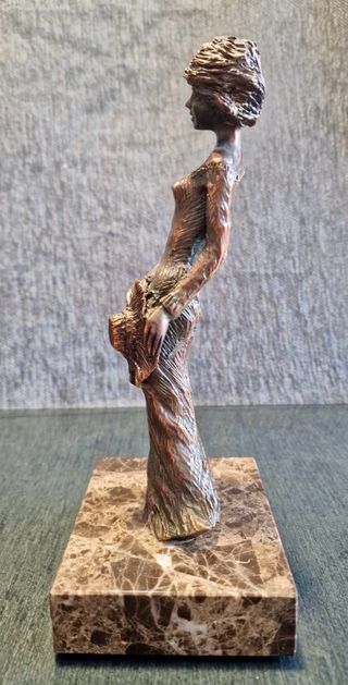 Escultura Bronce Dama con Sombrero