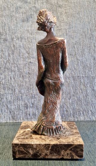 Escultura Bronce Dama con Sombrero