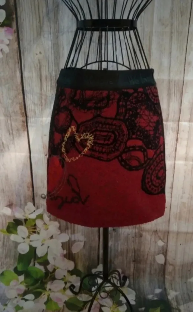 Falda Desigual Negra y Roja