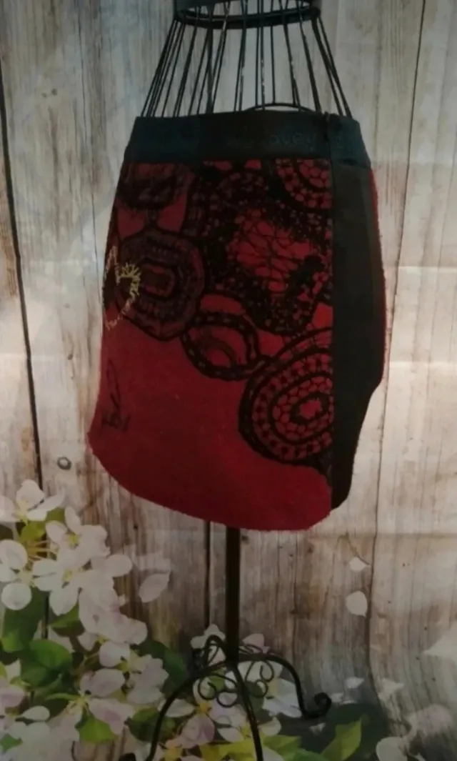 Falda Desigual Negra y Roja