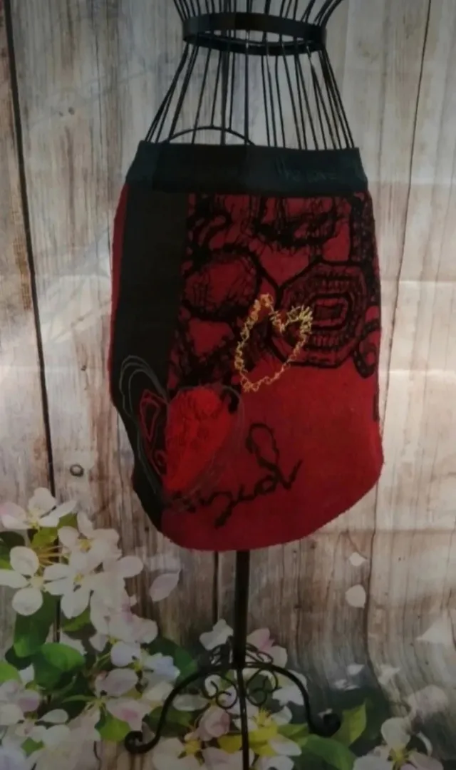Falda Desigual Negra y Roja