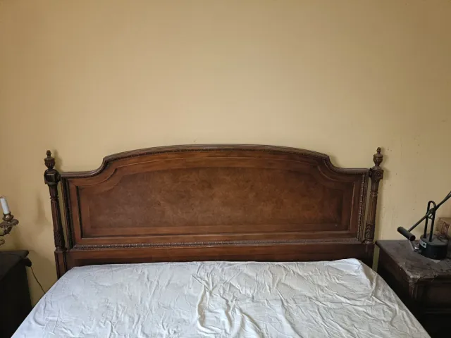 Cabecero de madera antiguo