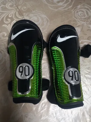Espinilleras Nike 90 Negras y Verdes
