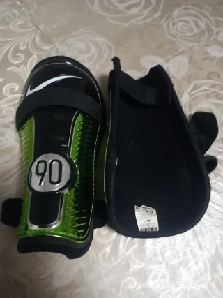 Espinilleras Nike 90 Negras y Verdes