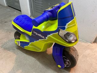Moto de juguete infantil azul y verde