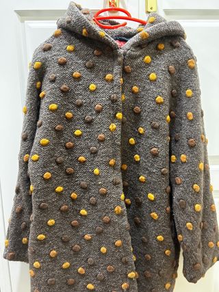 Abrigo marrón con abalorios amarillos