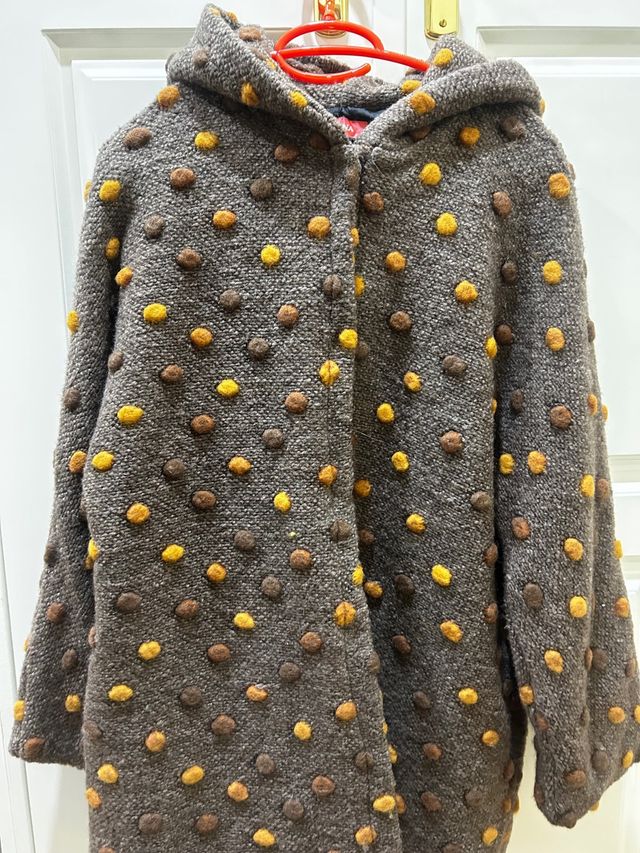 Abrigo marrón con abalorios amarillos